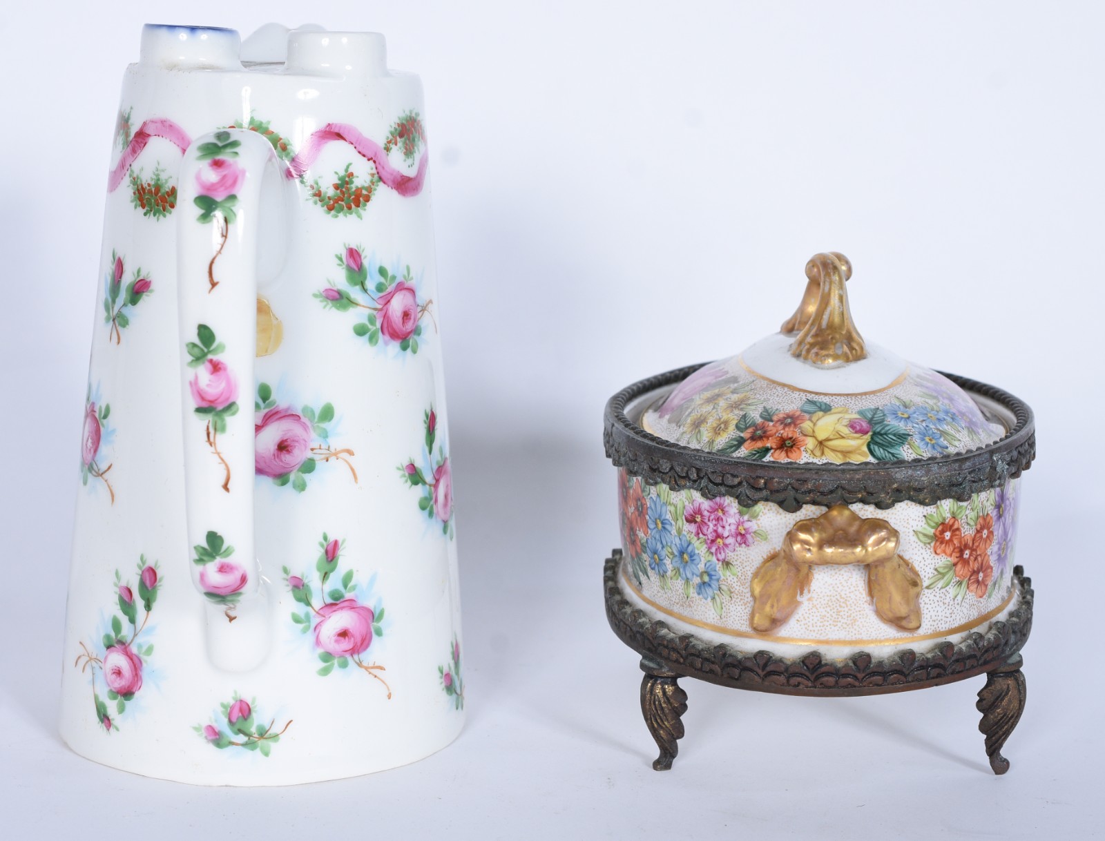 Duas peças de porcelana, sendo: jarra francesa com 2 bicos e caixa... - foto 3 de 8