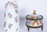 Duas peças de porcelana, sendo: jarra francesa ... - Duas peças de porcelana, sendo: jarra francesa com 2 bicos e caixa oval pintada á mão.