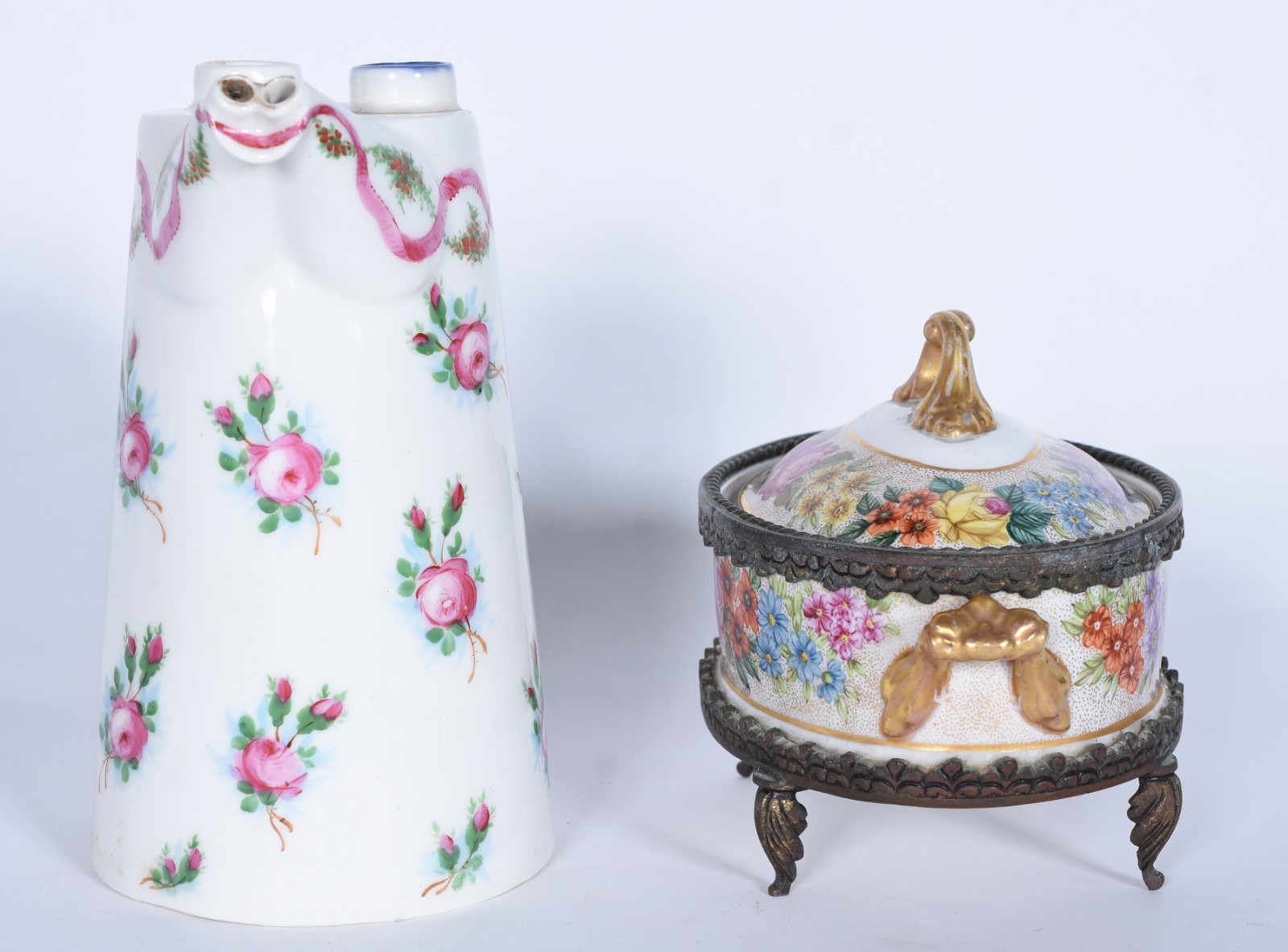 Duas peças de porcelana, sendo: jarra francesa com 2 bicos e caixa... - foto 4 de 8