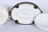 Duas peças de porcelana, sendo: jarra francesa ... - Duas peças de porcelana, sendo: jarra francesa com 2 bicos e caixa oval pintada á mão.