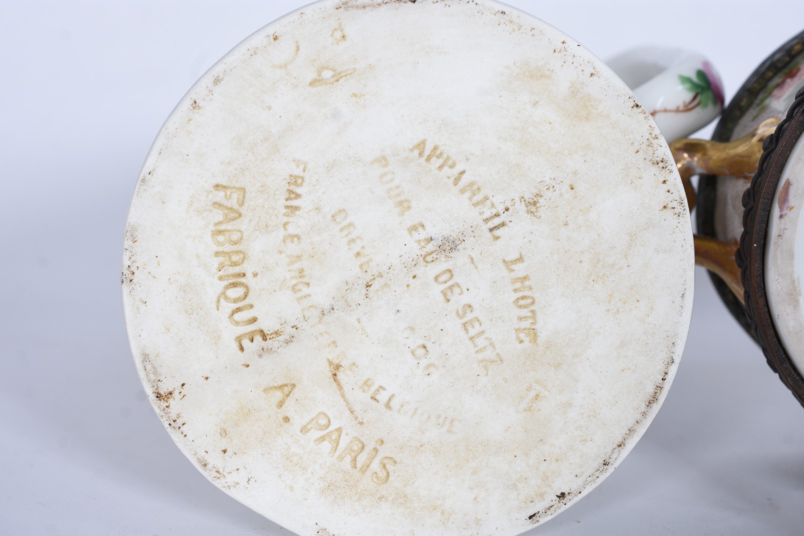 Duas peças de porcelana, sendo: jarra francesa com 2 bicos e caixa... - foto 6 de 8