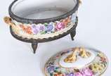 Duas peças de porcelana, sendo: jarra francesa ... - Duas peças de porcelana, sendo: jarra francesa com 2 bicos e caixa oval pintada á mão.