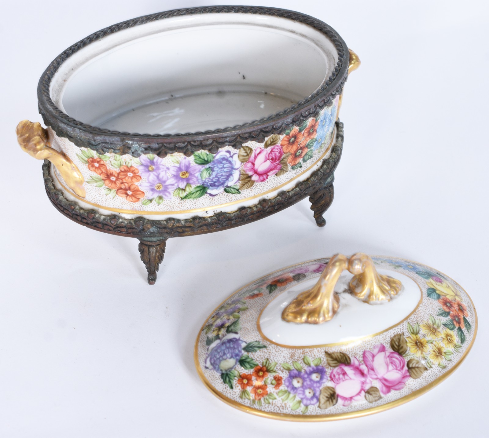 Duas peças de porcelana, sendo: jarra francesa com 2 bicos e caixa... - foto 8 de 8