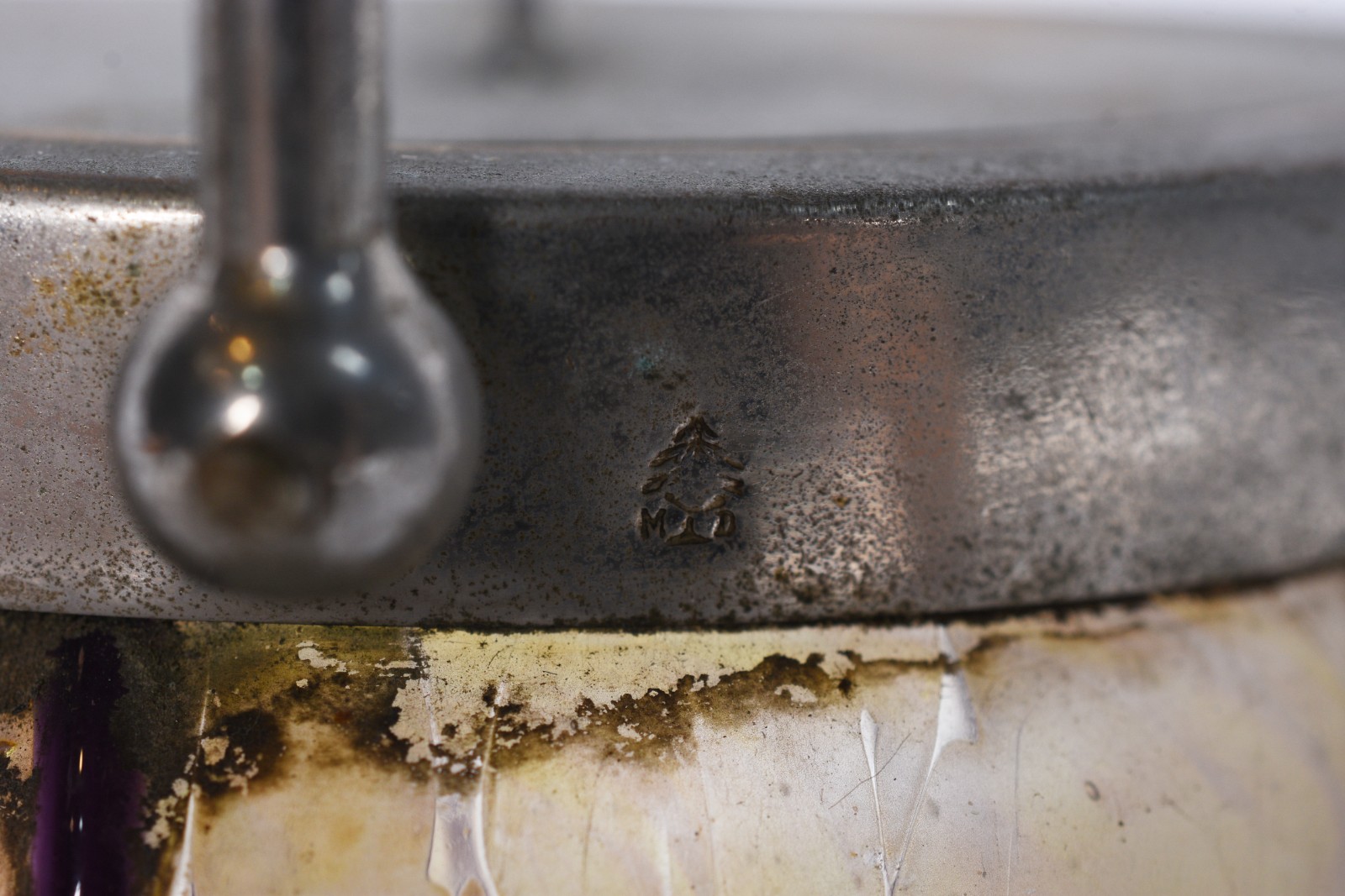 Bomboniere Art Nouveau de cristal com alça e tampa de metal... - foto 7 de 8