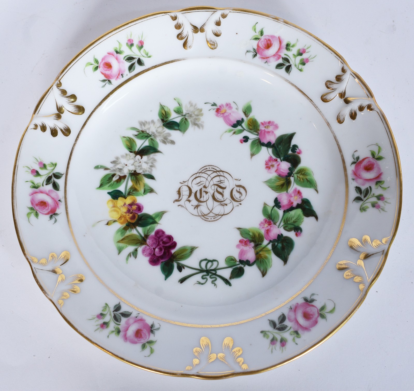 Prato de porcelana francesa decorado com flores em policromia... - foto 1 de 4