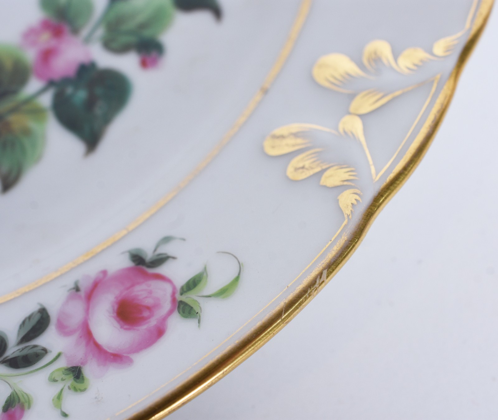 Prato de porcelana francesa decorado com flores em policromia... - foto 3 de 4