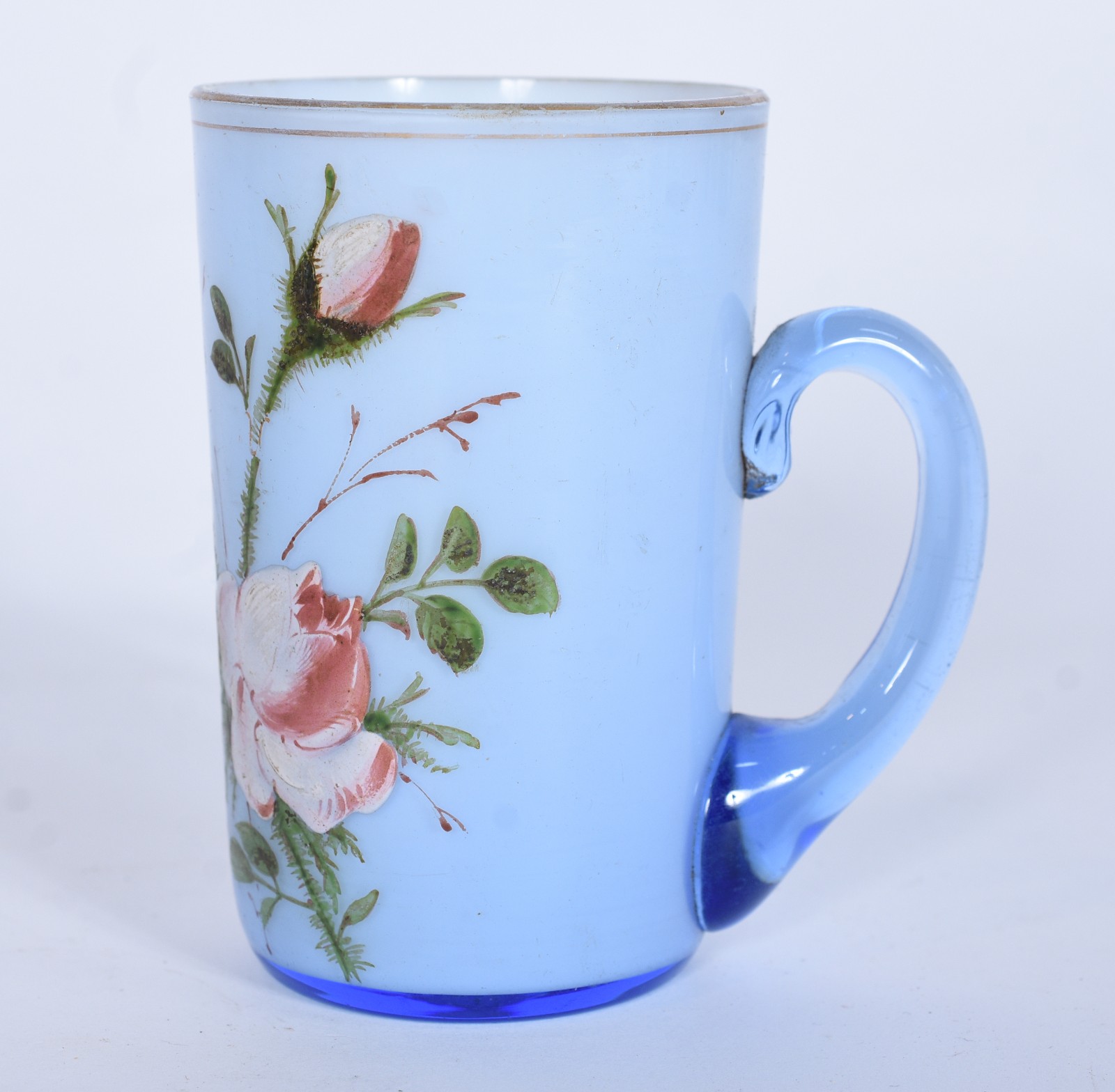Caneca de vidro opalinado azul com flores em policromia e resquícios... - foto 1 de 5