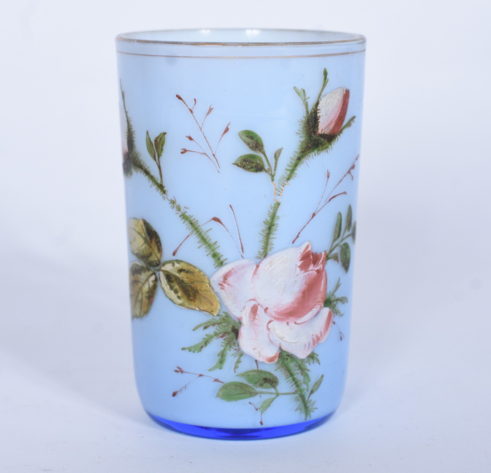 Caneca de vidro opalinado azul com flores em policromia e resquícios... - foto 2 de 5