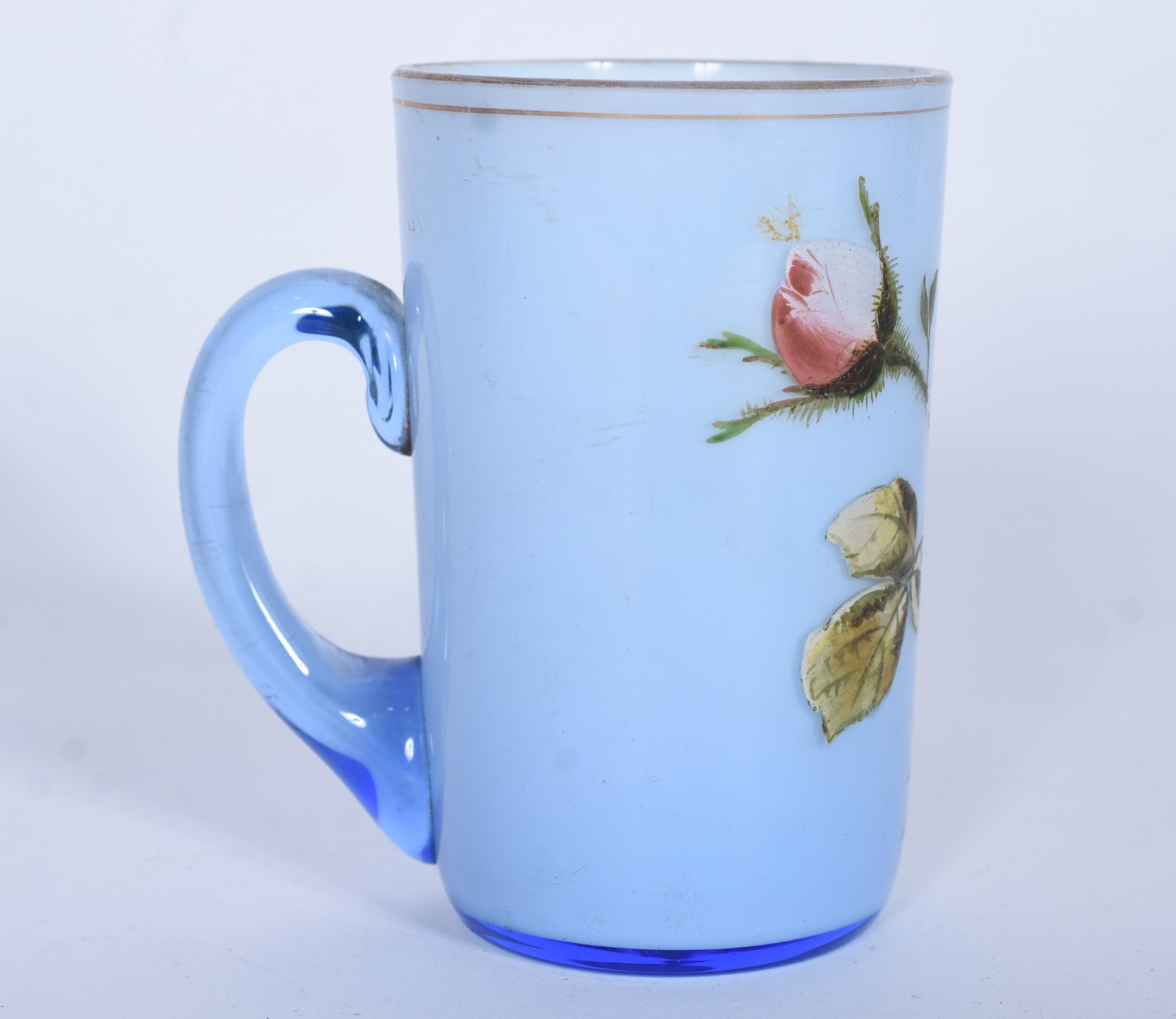 Caneca de vidro opalinado azul com flores em policromia e resquícios... - foto 3 de 5