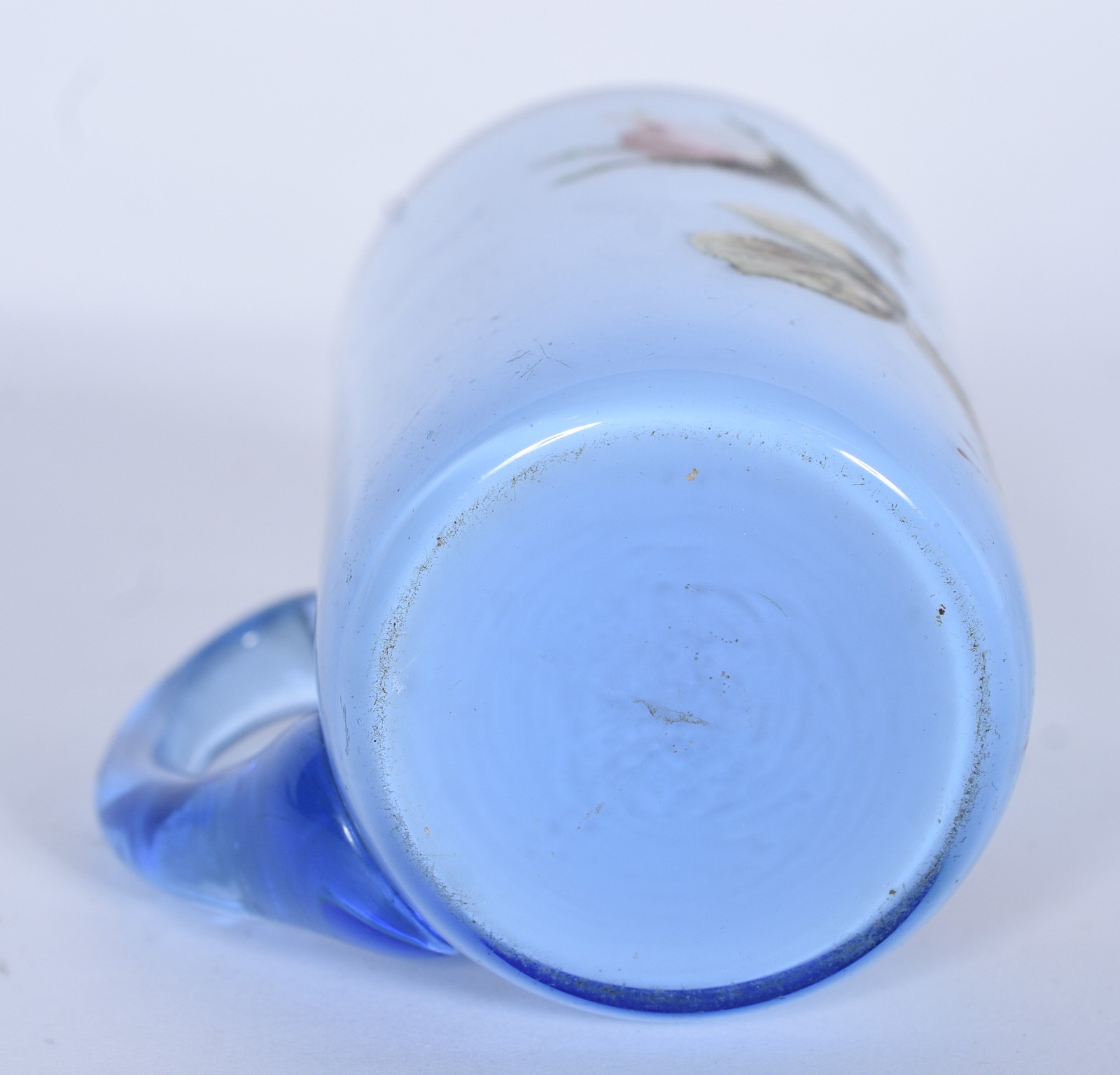 Caneca de vidro opalinado azul com flores em policromia e resquícios... - foto 4 de 5