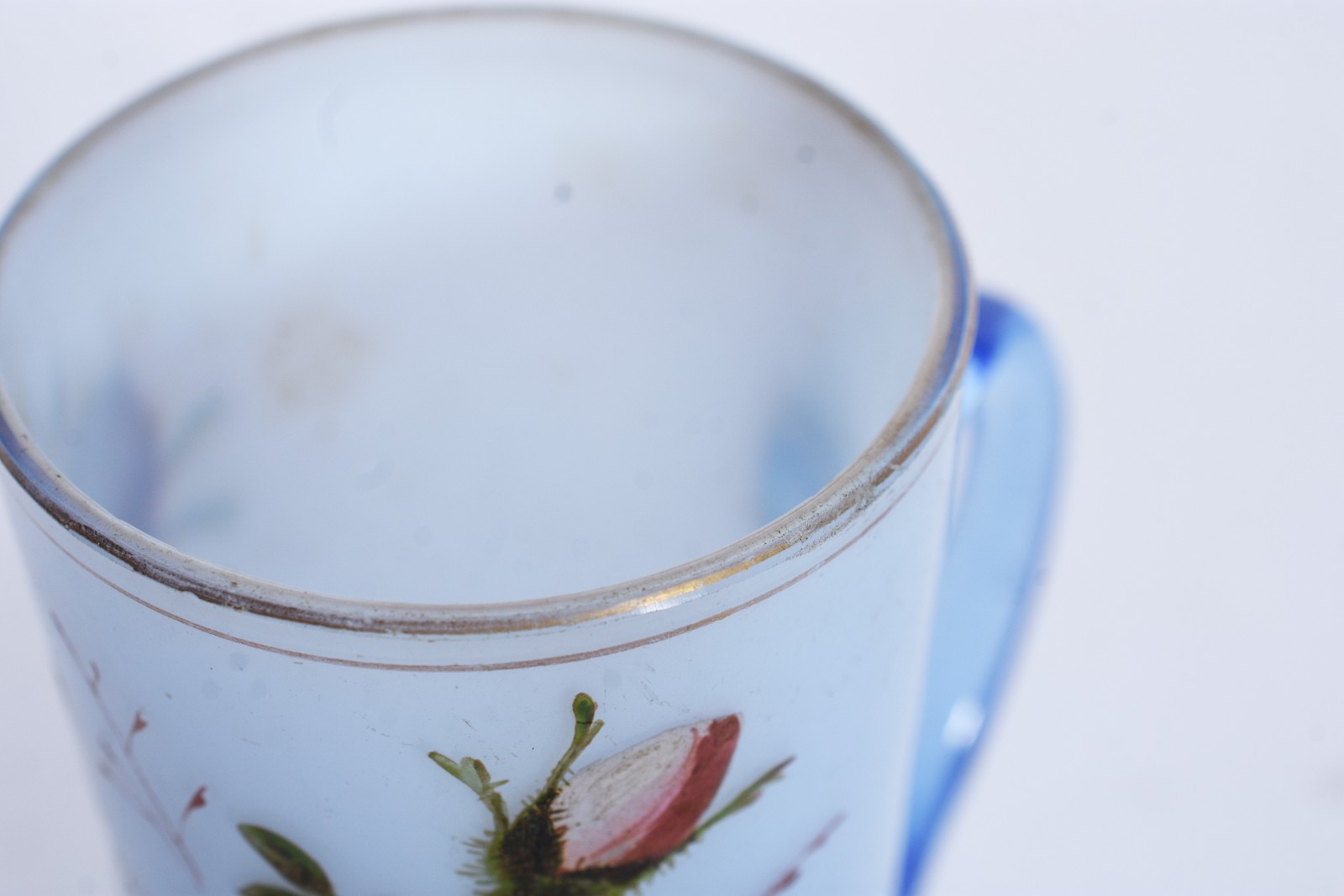 Caneca de vidro opalinado azul com flores em policromia e resquícios... - foto 5 de 5