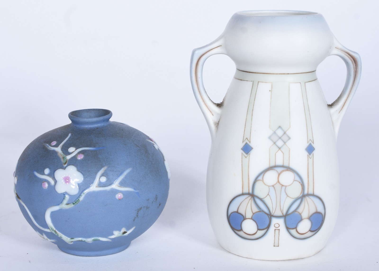 Dois vasos de porcelana europeia, sendo um branco Art Nouveau com... - foto 1 de 6