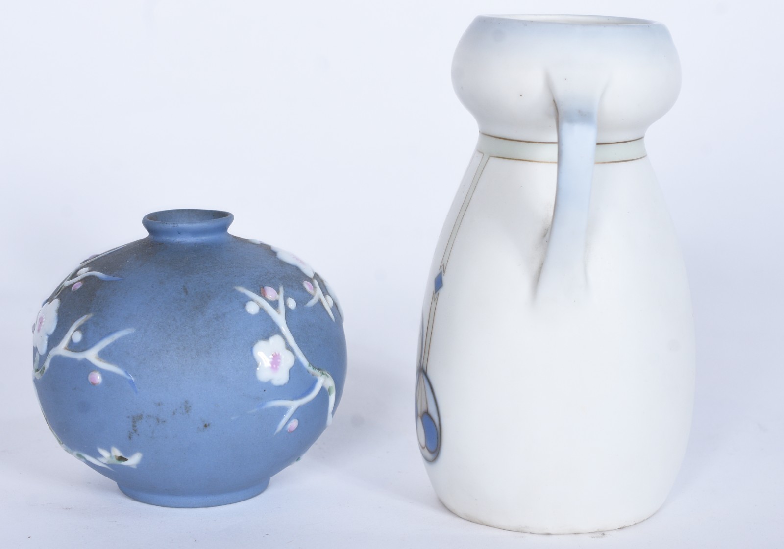 Dois vasos de porcelana europeia, sendo um branco Art Nouveau com... - foto 2 de 6