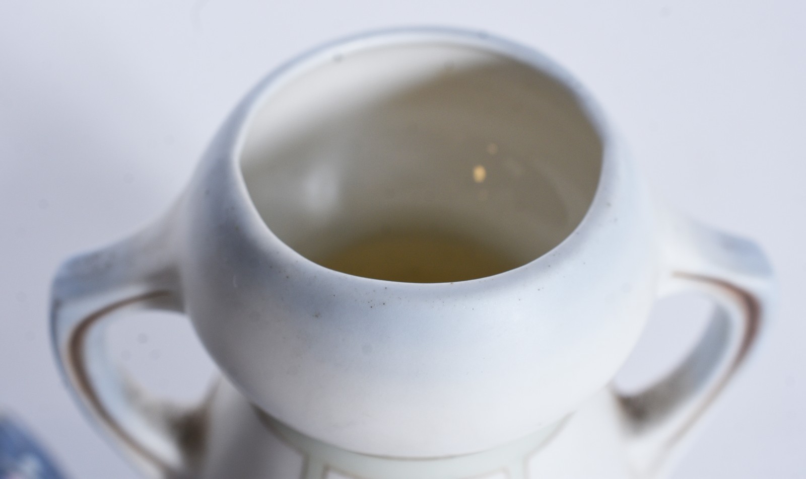 Dois vasos de porcelana europeia, sendo um branco Art Nouveau com... - foto 4 de 6