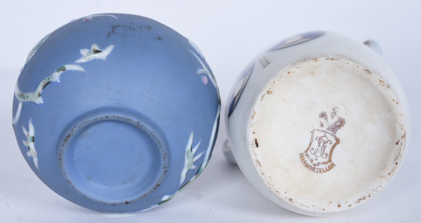 Dois vasos de porcelana europeia, sendo um branco Art Nouveau com... - foto 5 de 6