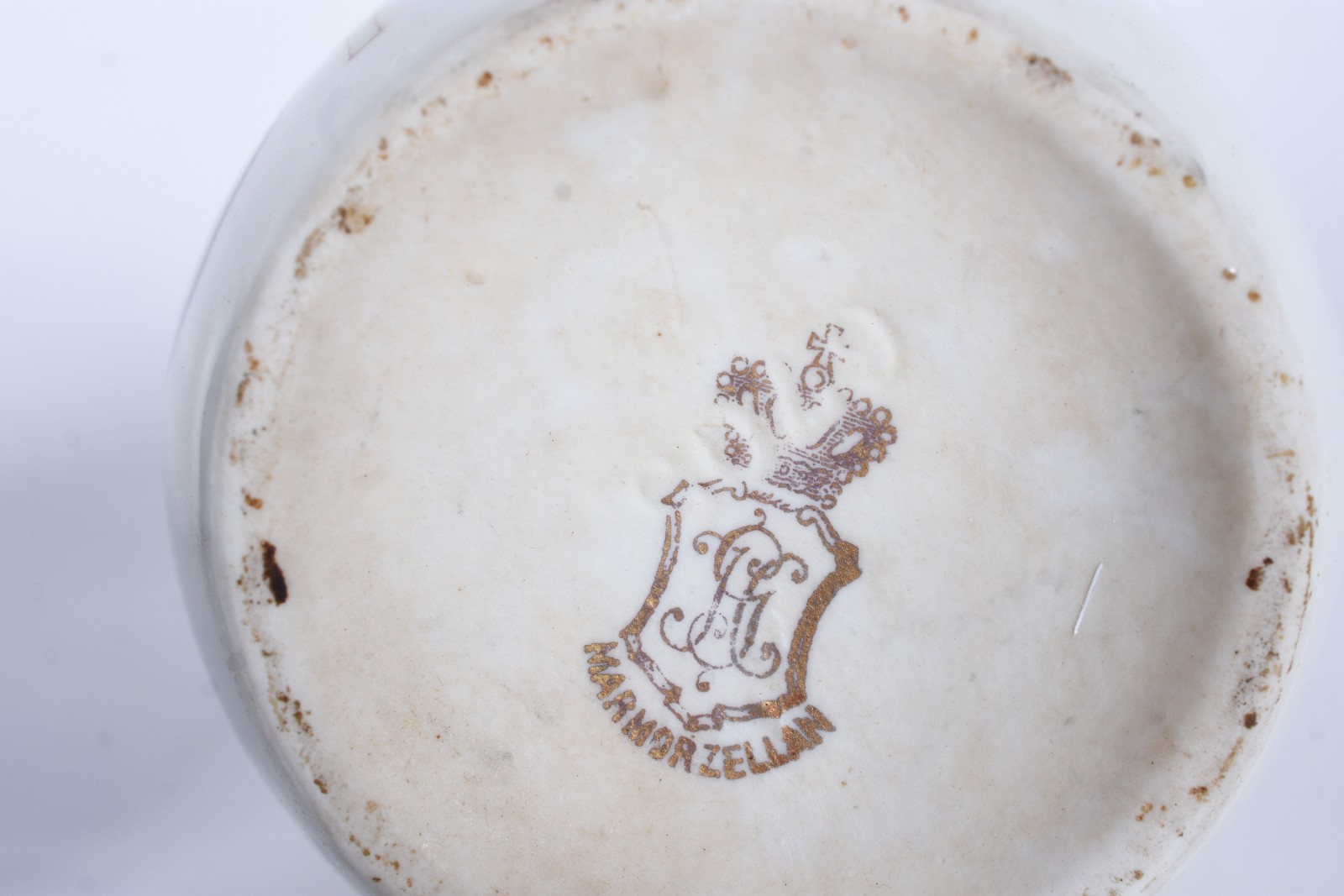 Dois vasos de porcelana europeia, sendo um branco Art Nouveau com... - foto 6 de 6