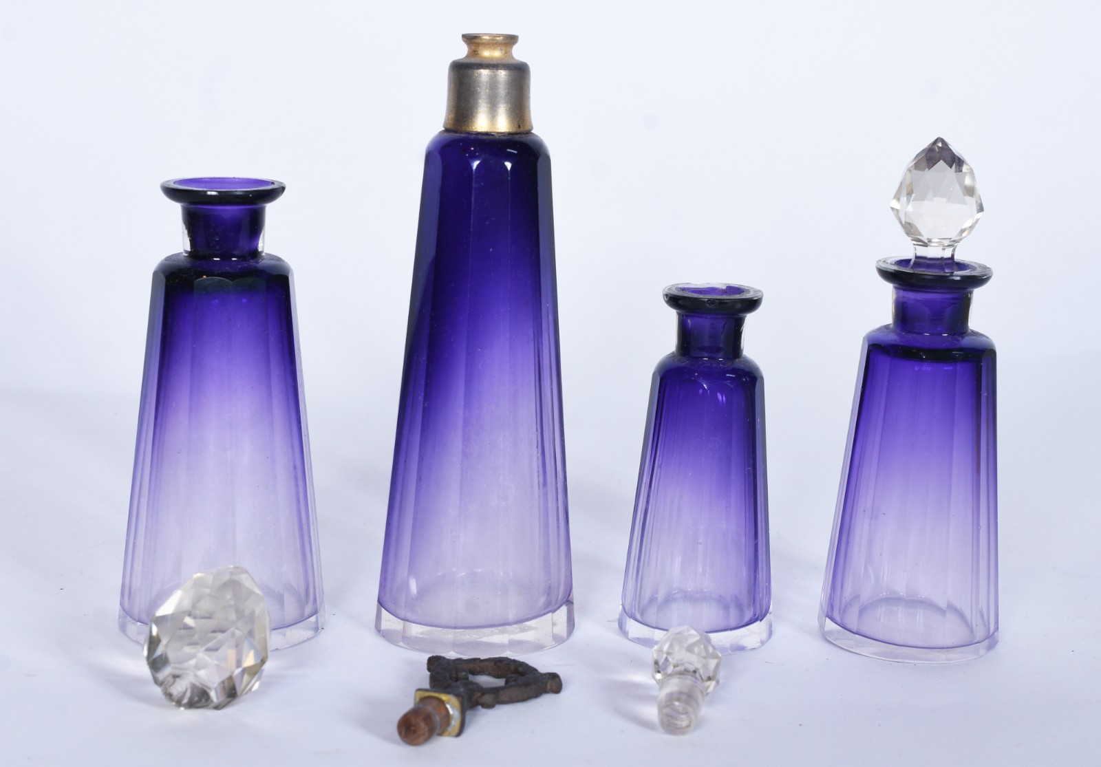 Quatro frascos de perfume de cristal na cor lilás. Com mofo e... - foto 1 de 7