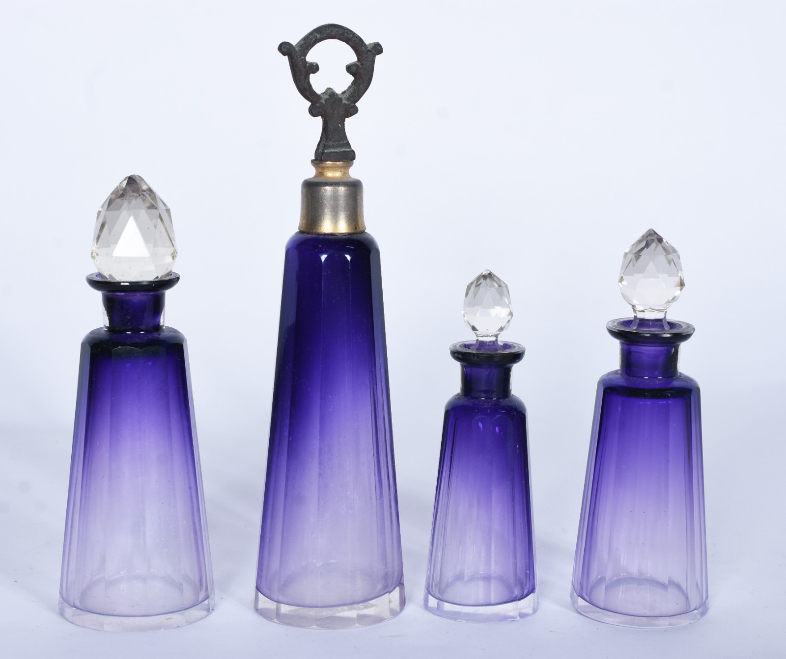 Quatro frascos de perfume de cristal na cor lilás. Com mofo e... - foto 2 de 7
