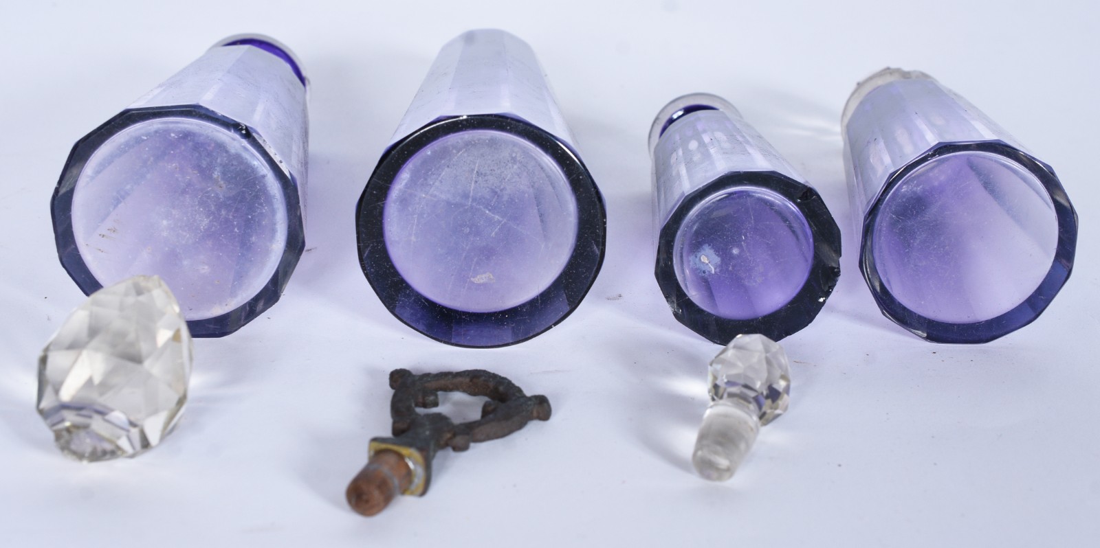 Quatro frascos de perfume de cristal na cor lilás. Com mofo e... - foto 3 de 7