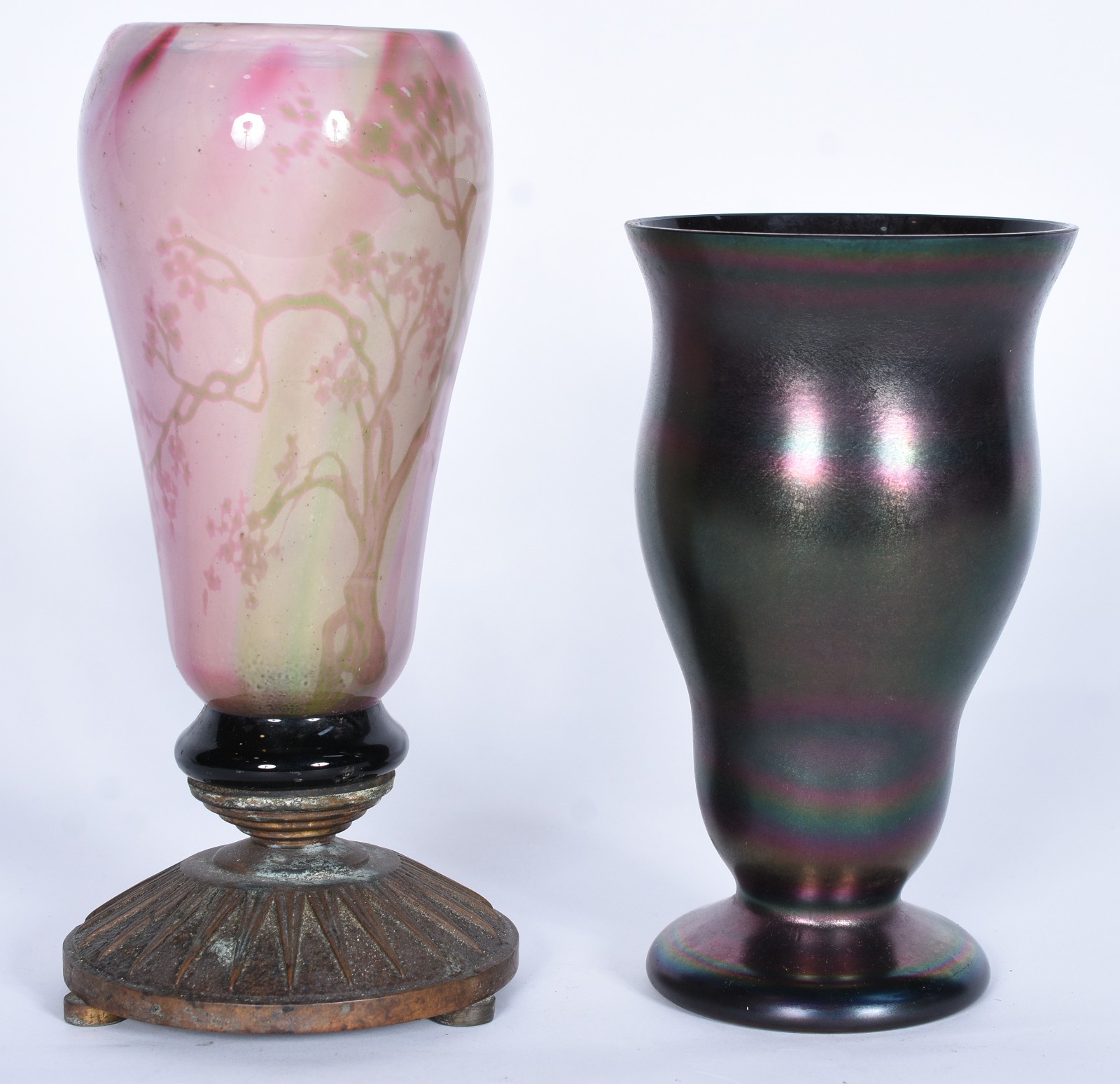 Dois vasos de vidro, sendo um furtacor e outro em tons rosados com... - foto 1 de 5