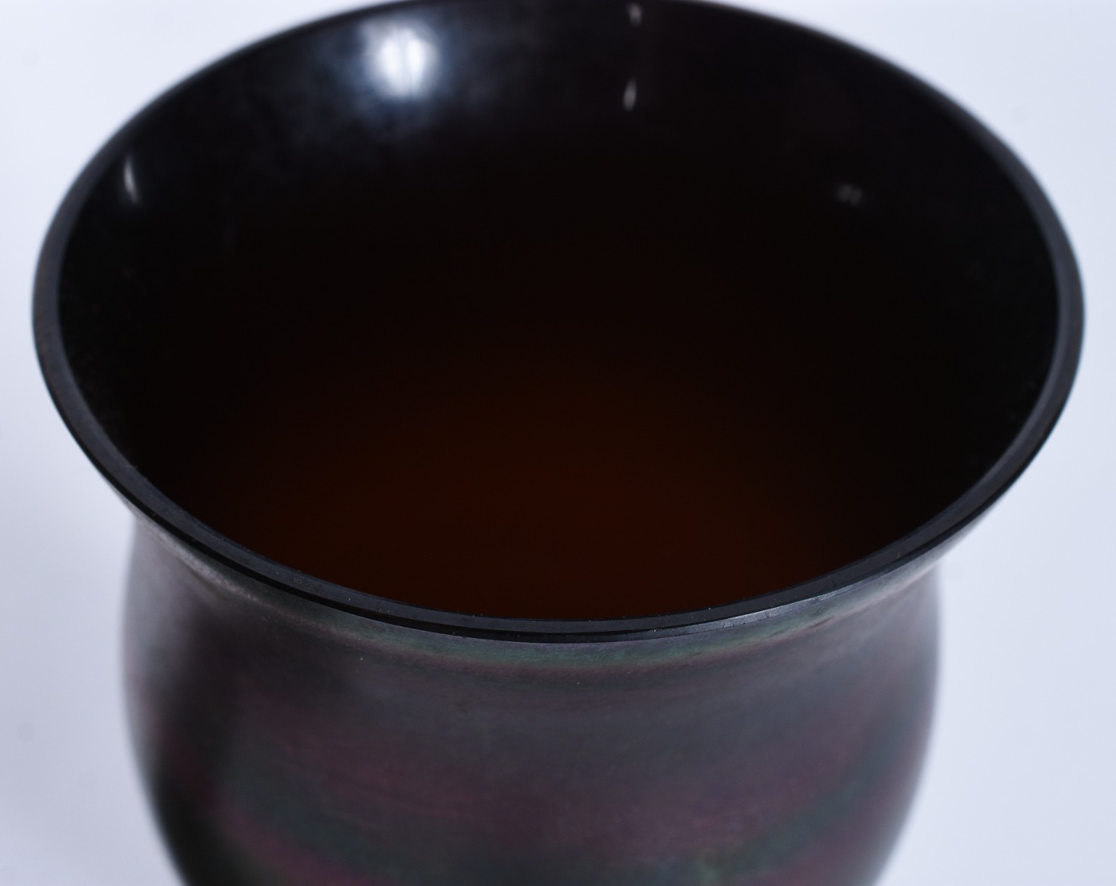 Dois vasos de vidro, sendo um furtacor e outro em tons rosados com... - foto 2 de 5