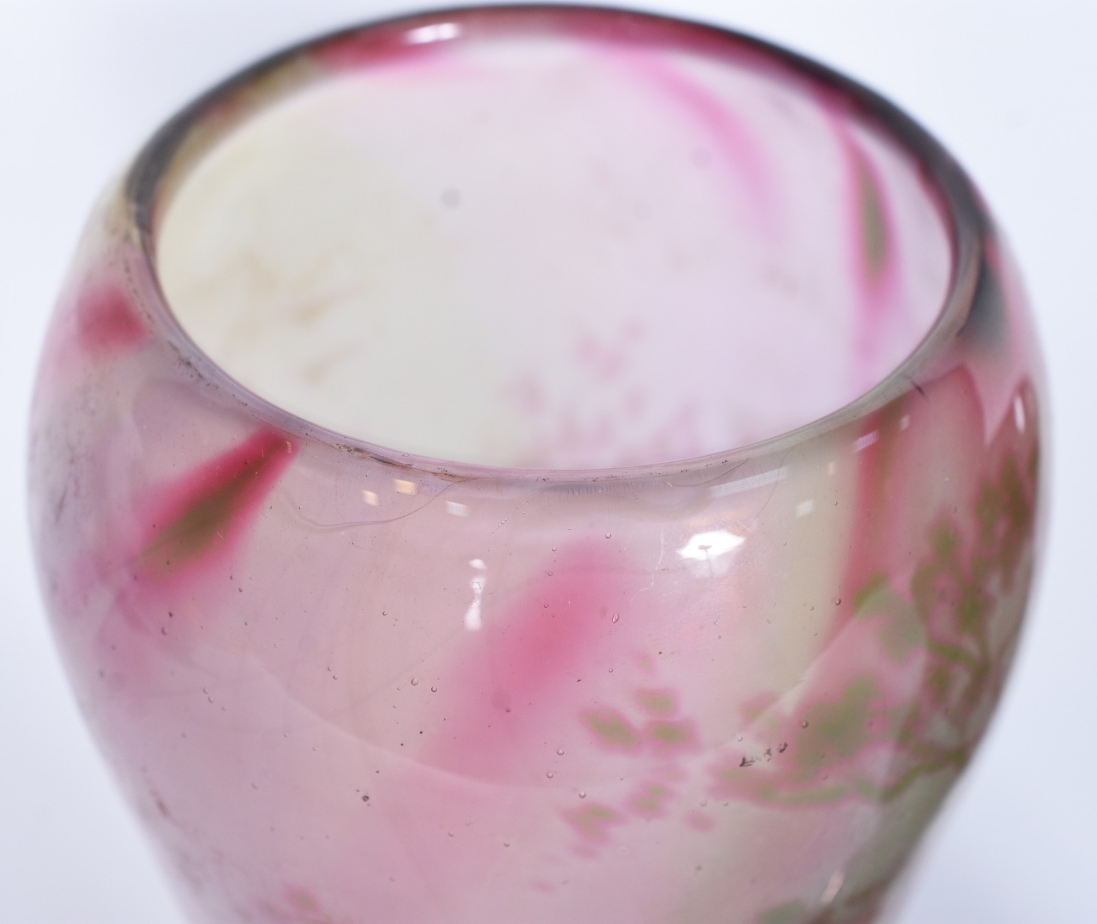 Dois vasos de vidro, sendo um furtacor e outro em tons rosados com... - foto 3 de 5