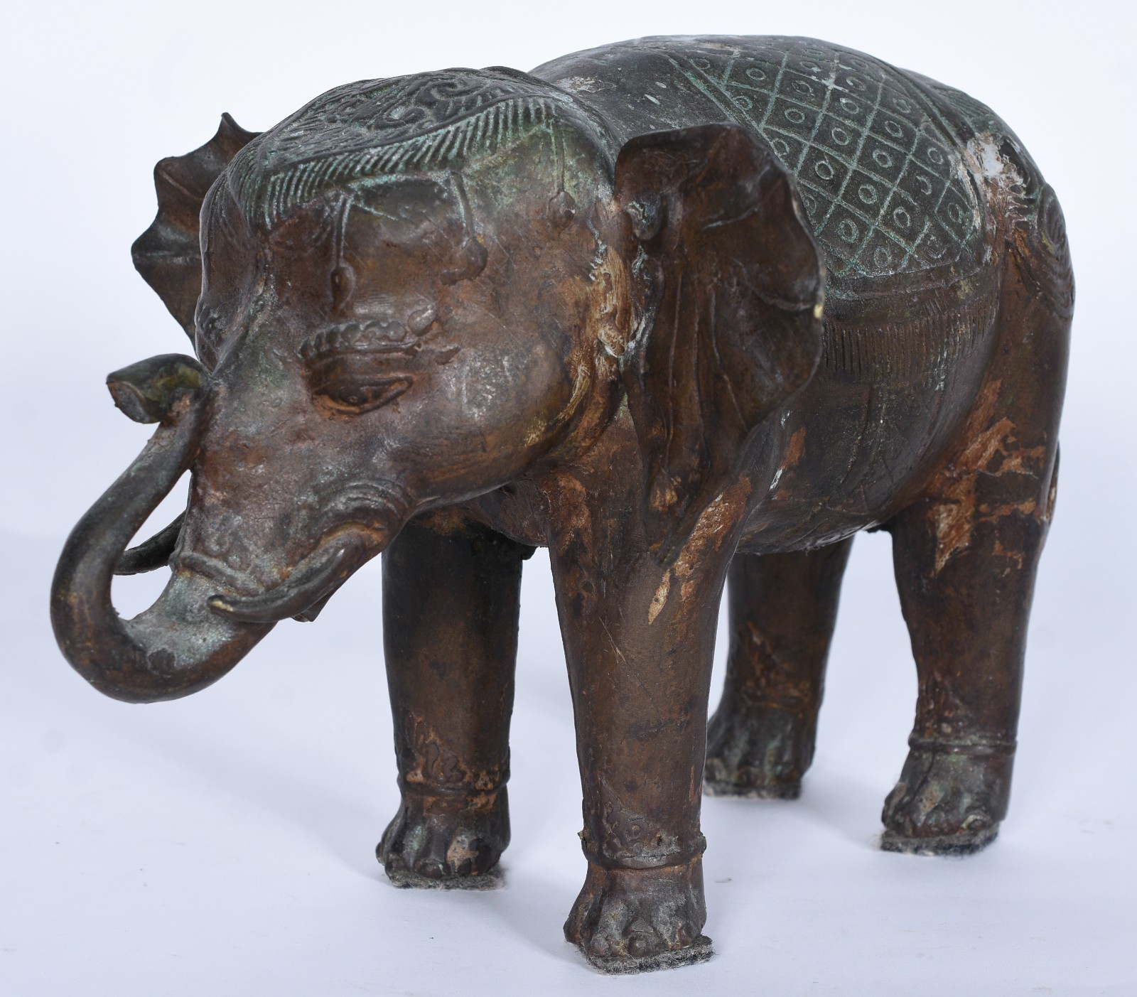Elefante de metal oriental trabalhado. Desgastes. - foto 1 de 10