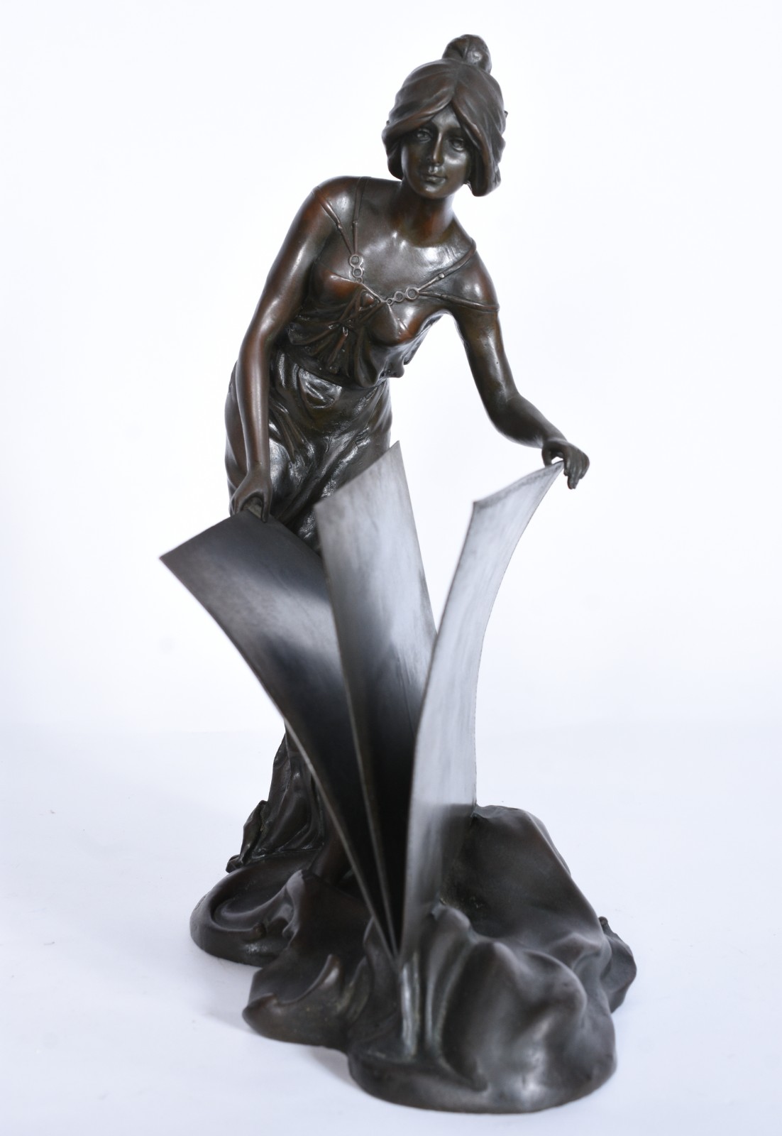 Escultura de bronze/porta cartões representando figura feminina... - foto 1 de 7