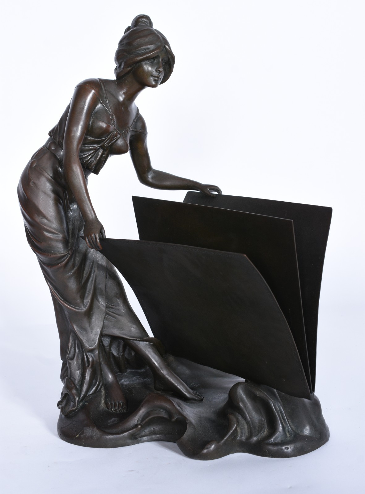 Escultura de bronze/porta cartões representando figura feminina... - foto 2 de 7