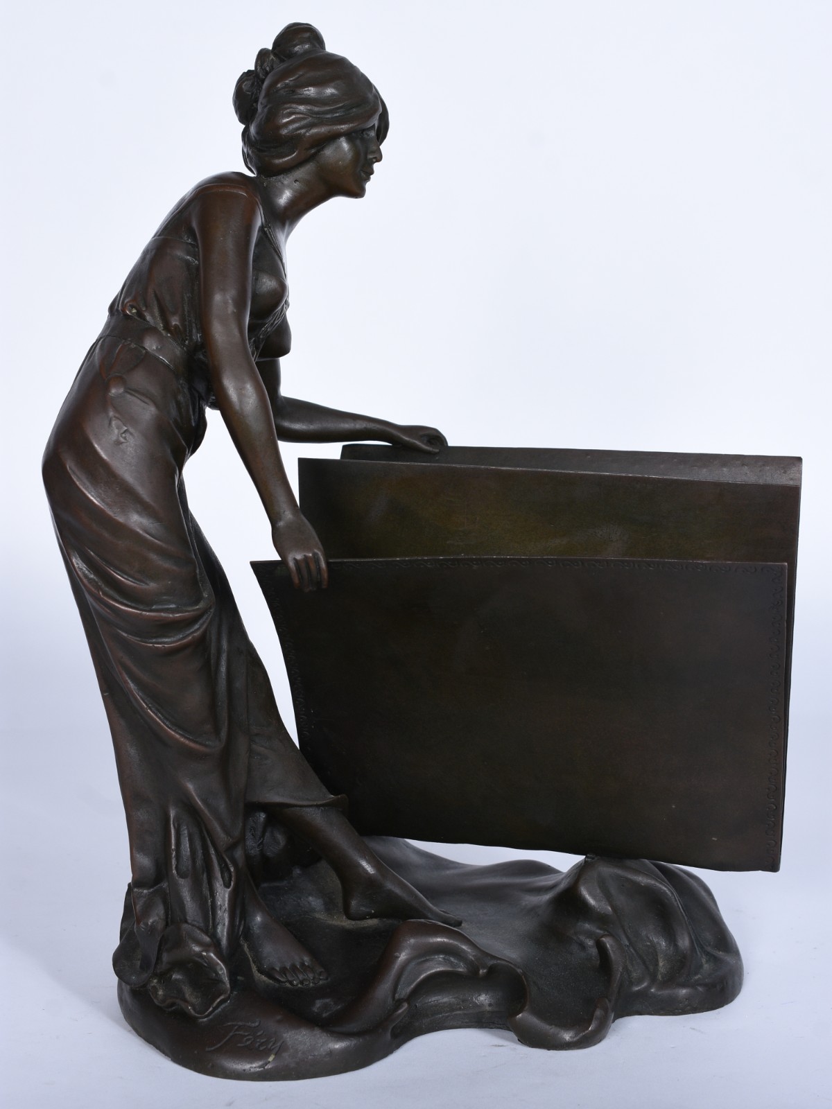 Escultura de bronze/porta cartões representando figura feminina... - foto 3 de 7