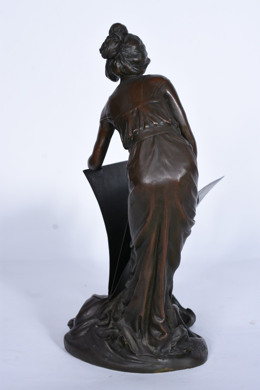 Escultura de bronze/porta cartões representando figura feminina... - foto 4 de 7