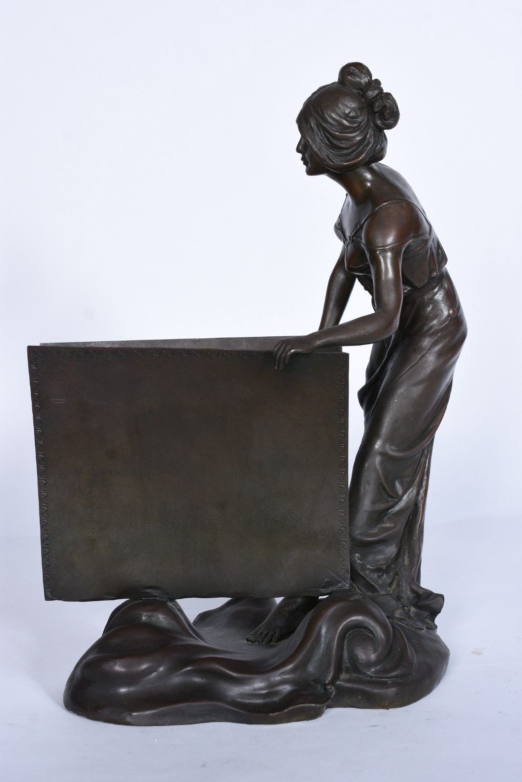 Escultura de bronze/porta cartões representando figura feminina... - foto 5 de 7