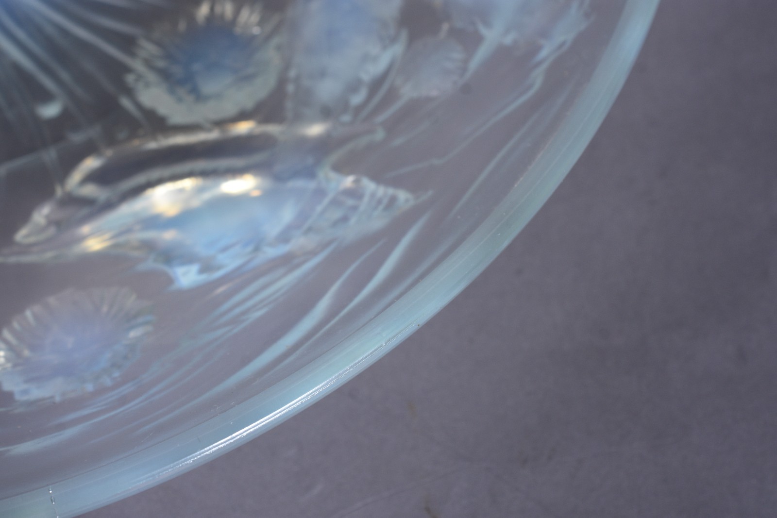 Belíssimo prato de cristal opalescente frances decorado com motivos... - foto 4 de 5