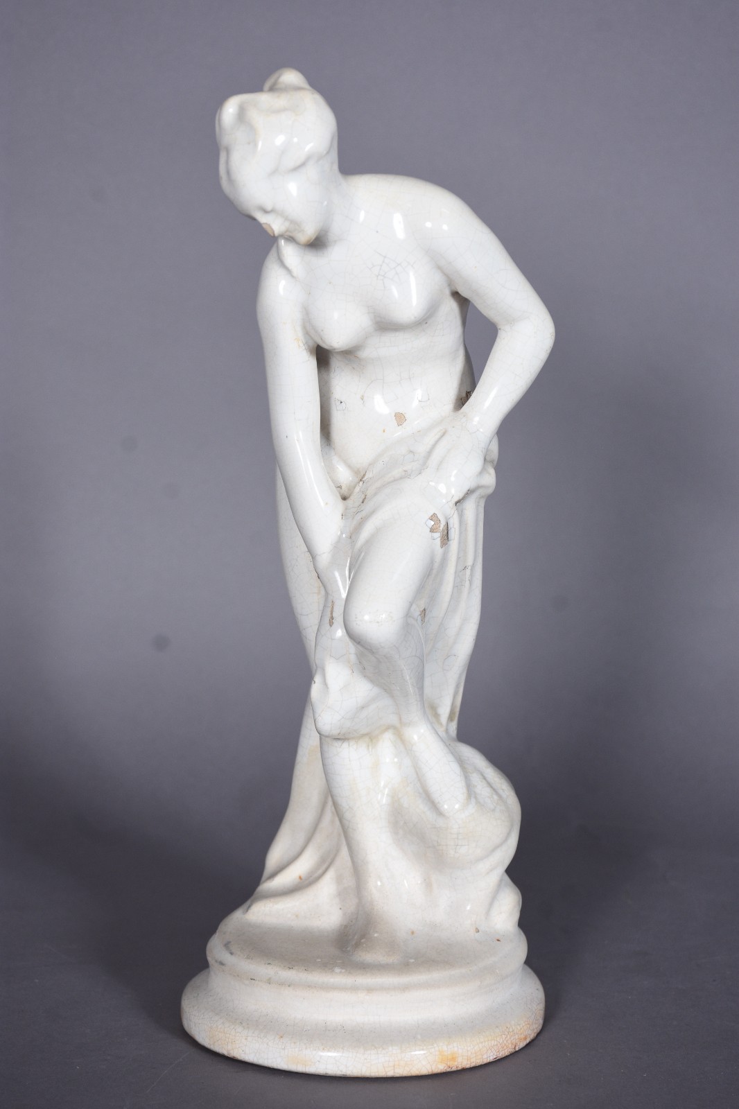 Escultura representando Figura feminina de cerâmica branca. Pequenos... - foto 1 de 9