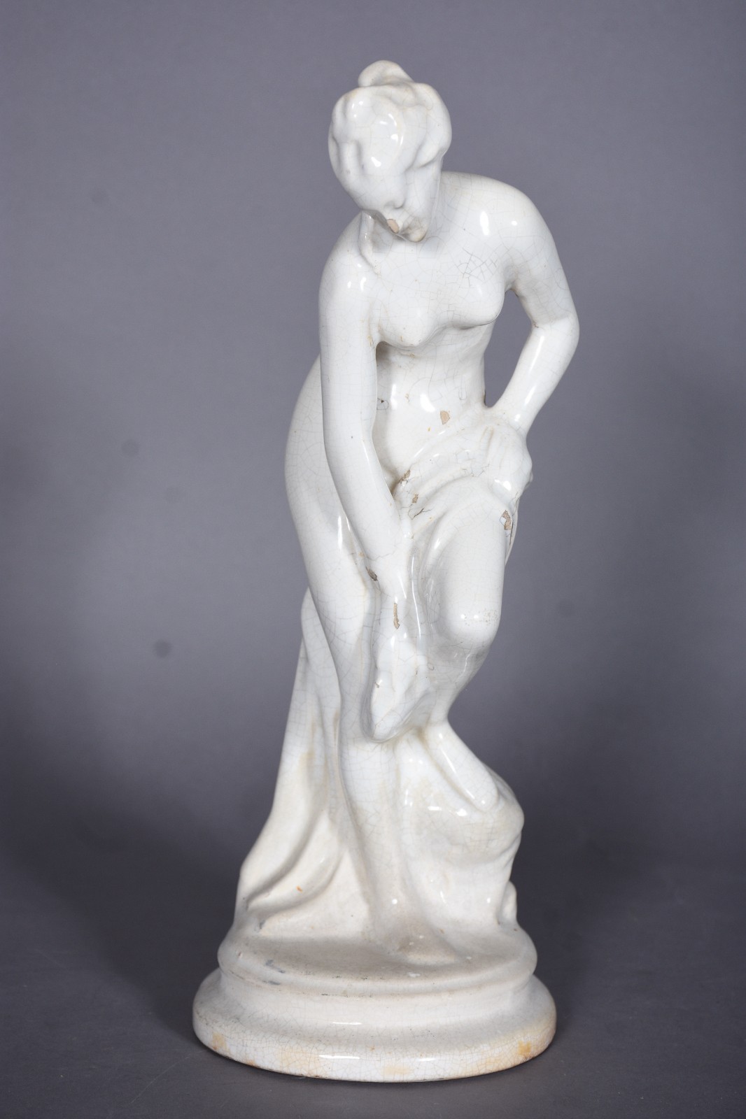 Escultura representando Figura feminina de cerâmica branca. Pequenos... - foto 2 de 9