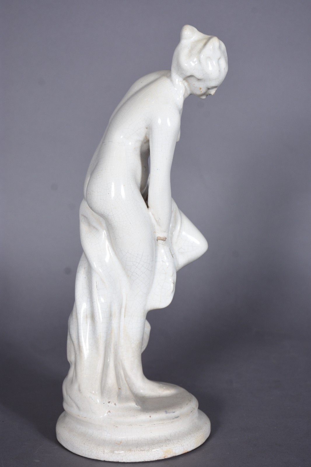 Escultura representando Figura feminina de cerâmica branca. Pequenos... - foto 3 de 9