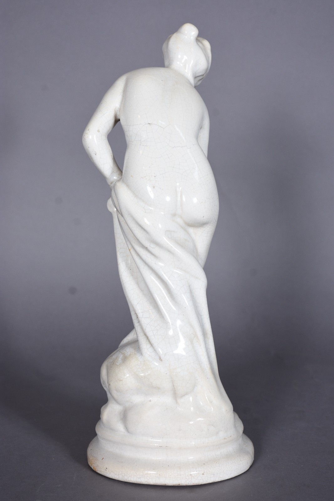 Escultura representando Figura feminina de cerâmica branca. Pequenos... - foto 4 de 9