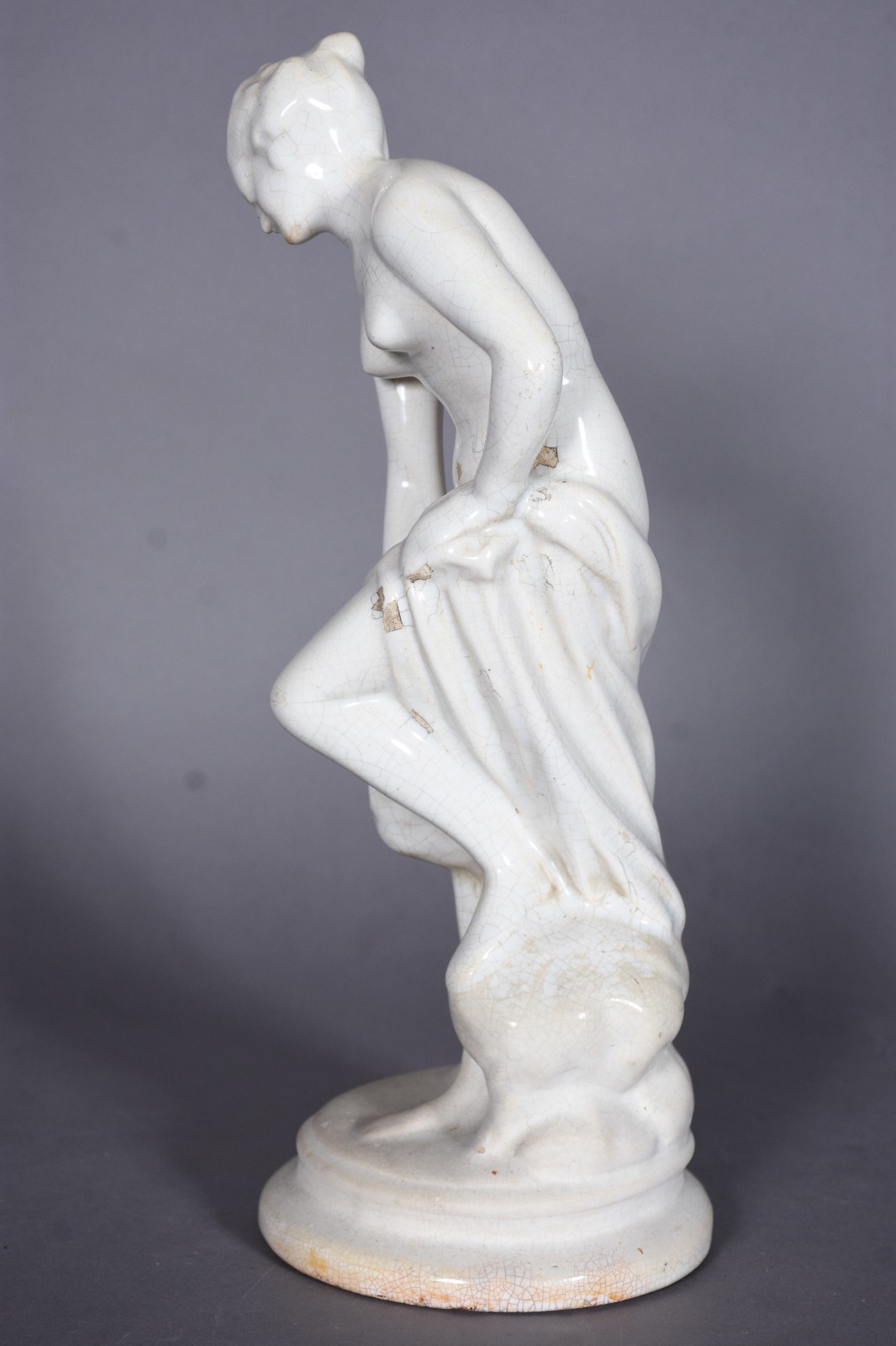 Escultura representando Figura feminina de cerâmica branca. Pequenos... - foto 5 de 9