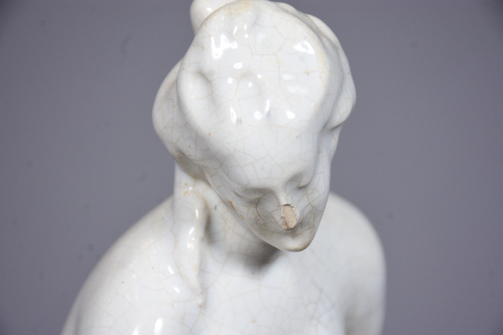 Escultura representando Figura feminina de cerâmica branca. Pequenos... - foto 6 de 9