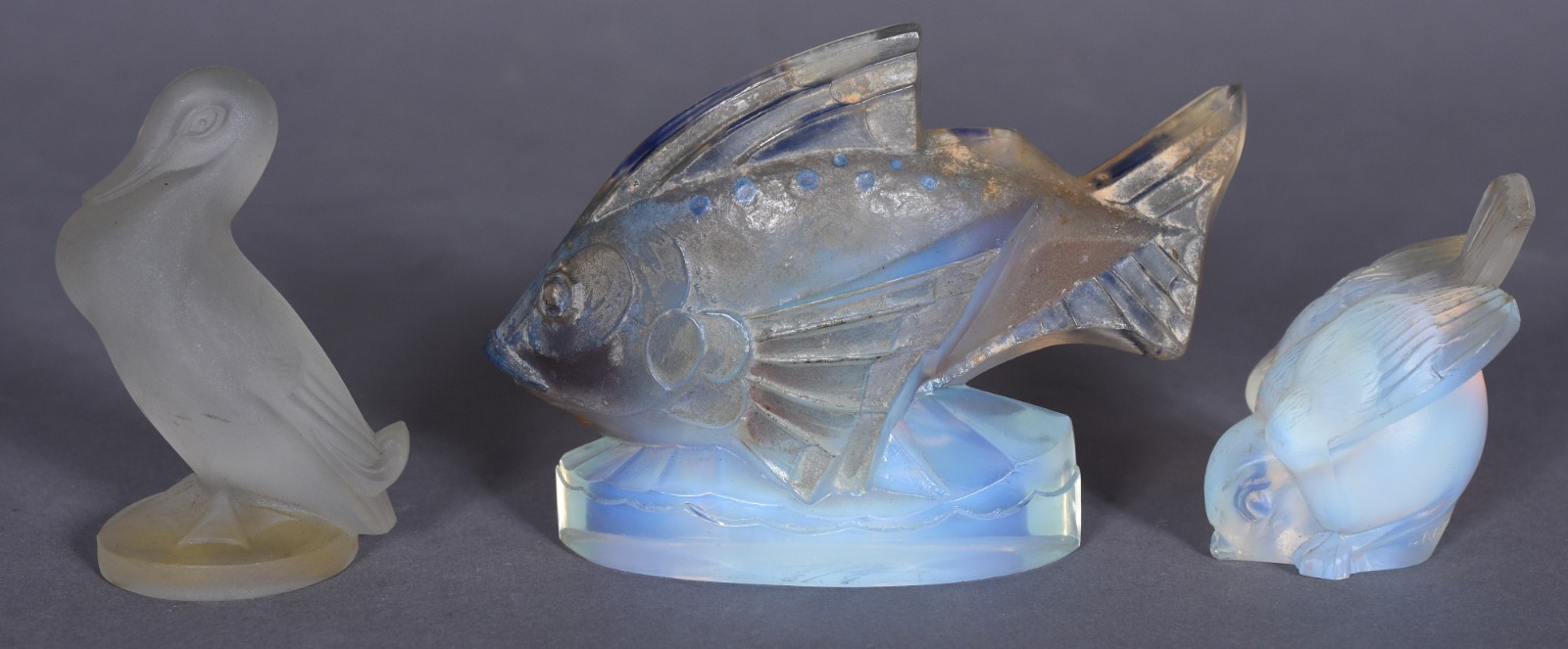 Três peças de cristal francês opalescente, sendo: peixe, pombo e... - foto 1 de 6