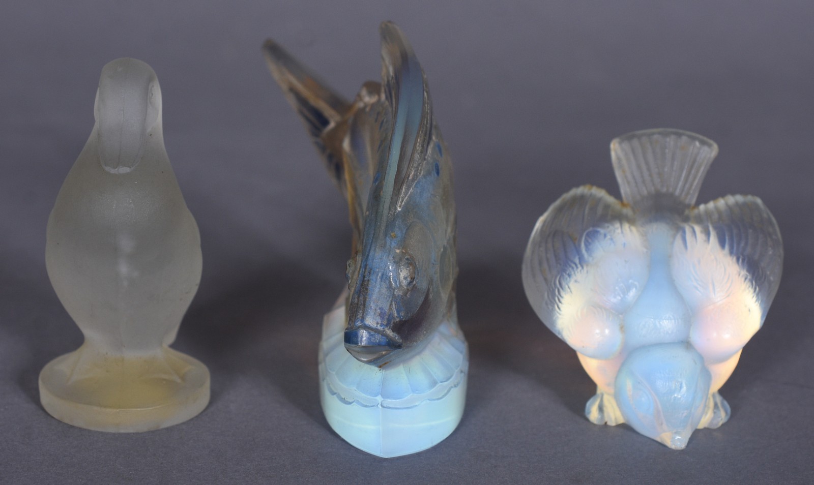 Três peças de cristal francês opalescente, sendo: peixe, pombo e... - foto 2 de 6