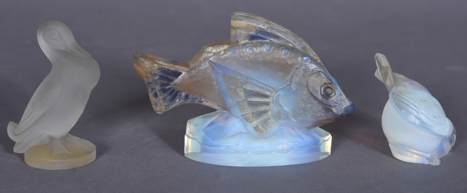 Três peças de cristal francês opalescente, sendo: peixe, pombo e... - foto 3 de 6