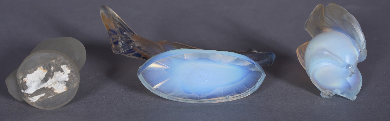 Três peças de cristal francês opalescente, sendo: peixe, pombo e... - foto 4 de 6