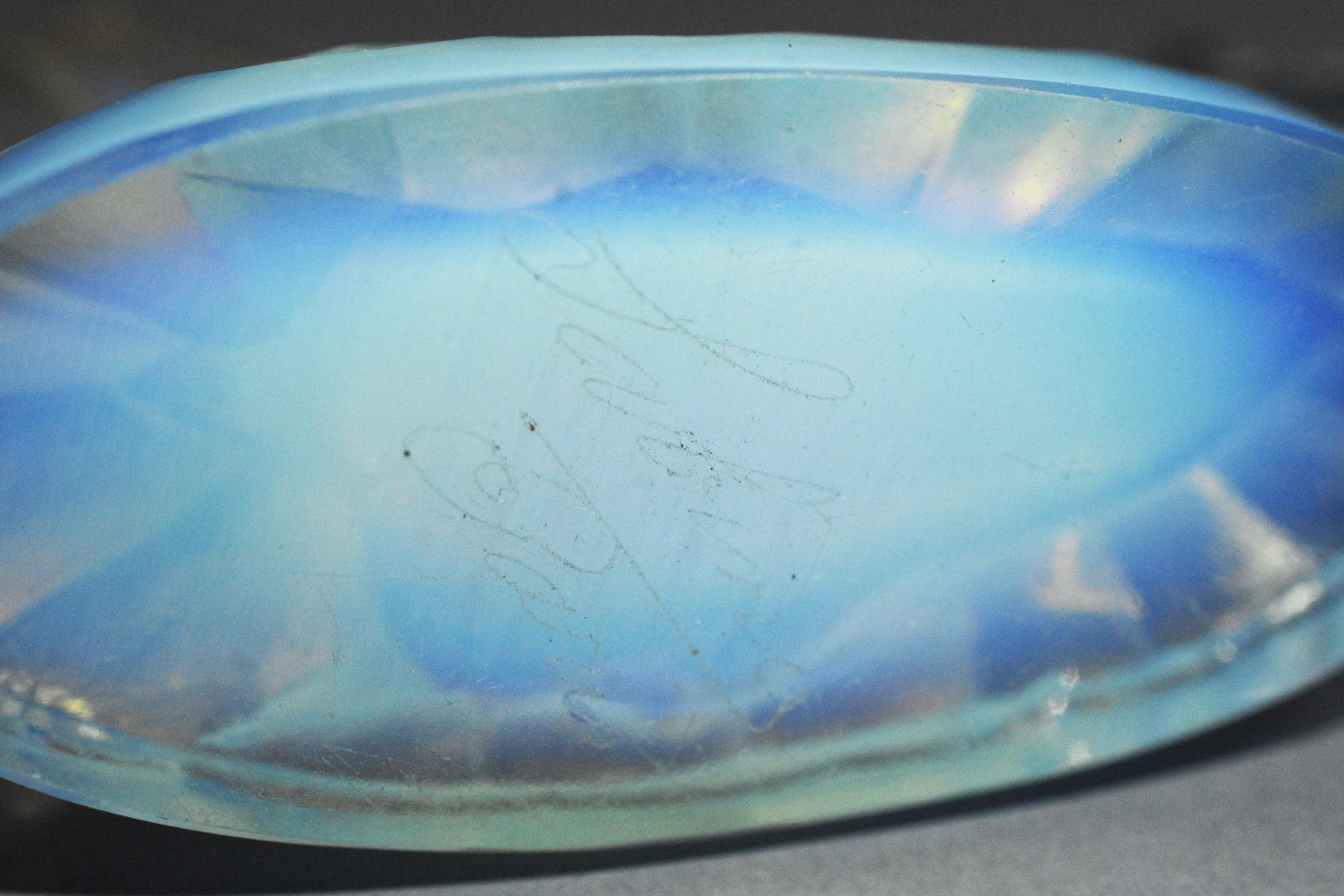 Três peças de cristal francês opalescente, sendo: peixe, pombo e... - foto 6 de 6