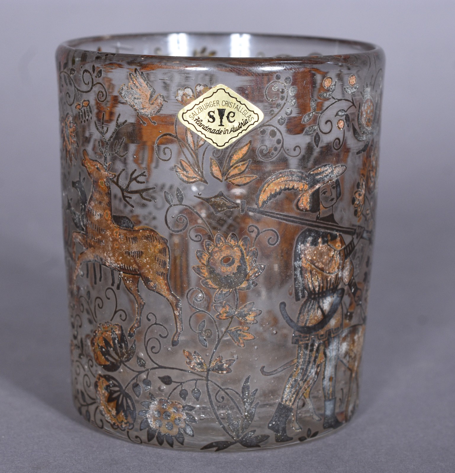 Cinco peças de vidro, sendo:2 vasos, caixa com tampa de metal, copo e... - foto 3 de 10