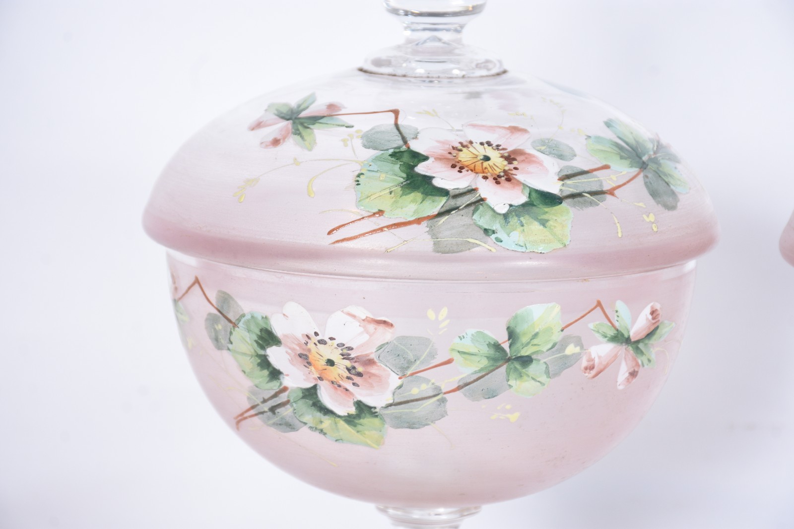 Par de compoteiras de cristal com flores esmaltadas. - foto 3 de 6