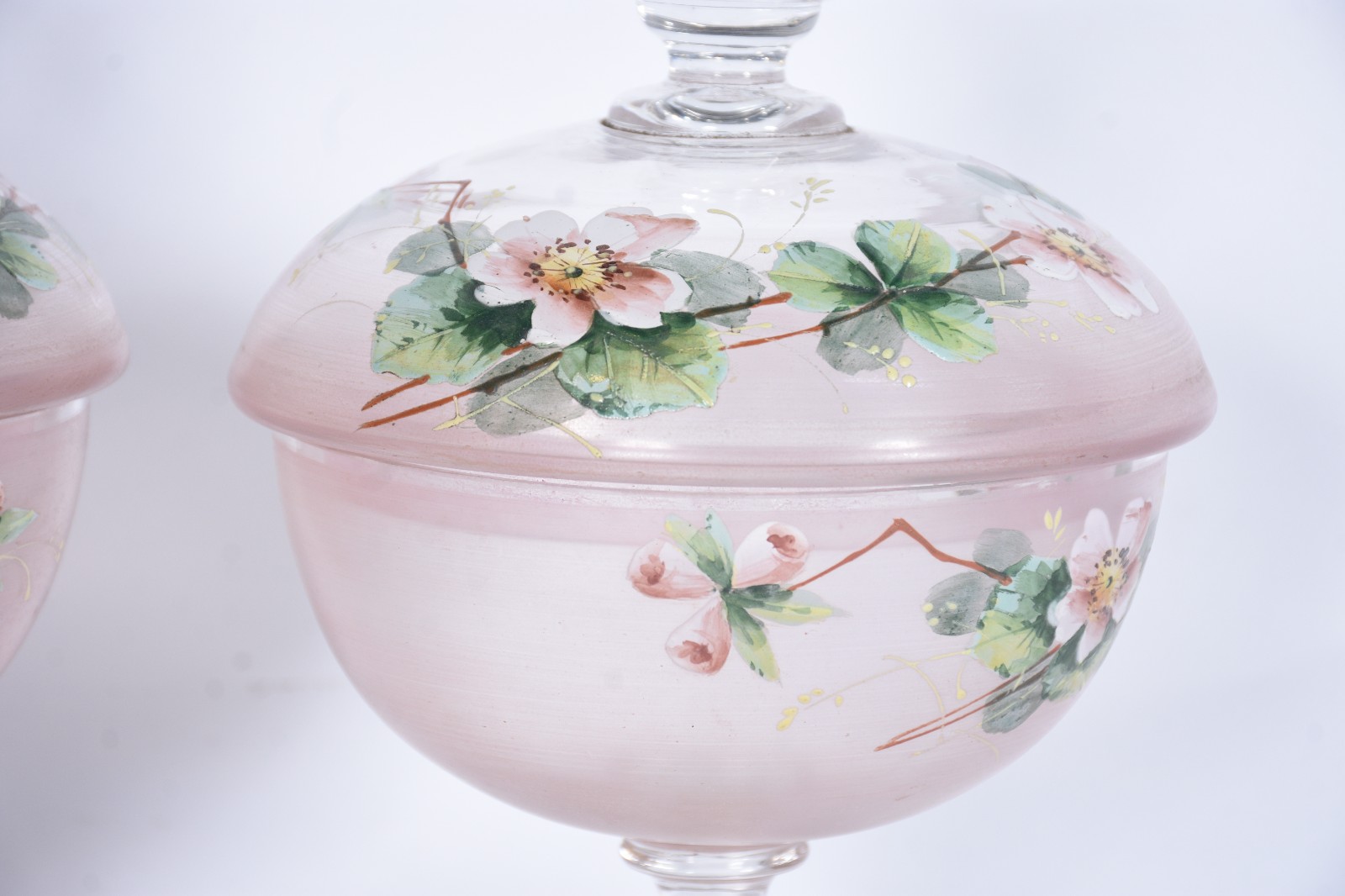 Par de compoteiras de cristal com flores esmaltadas. - foto 4 de 6