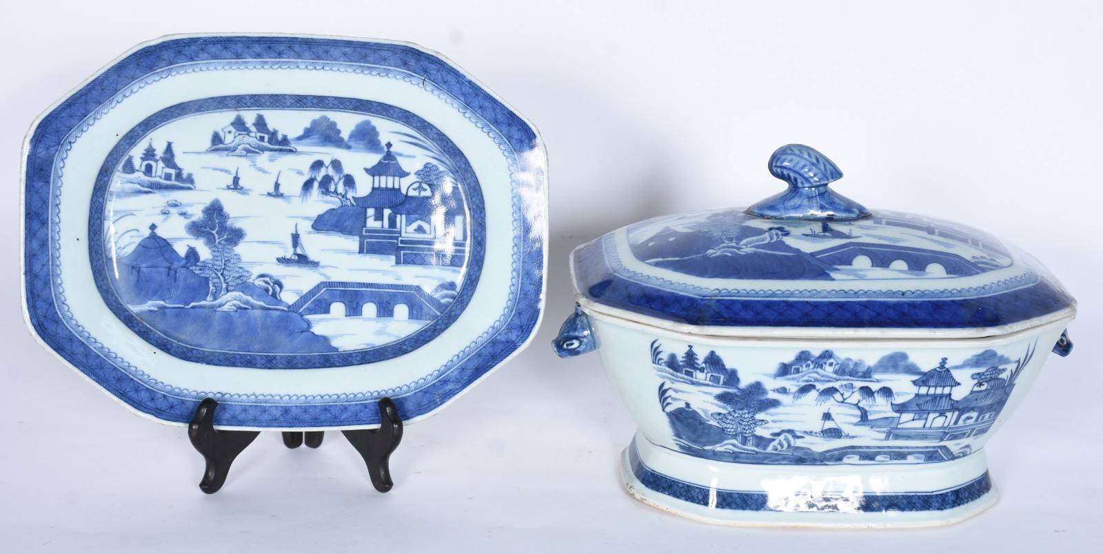 Sopeira com presentoir de porcelana azul e branca. Pega da tampa... - foto 1 de 8