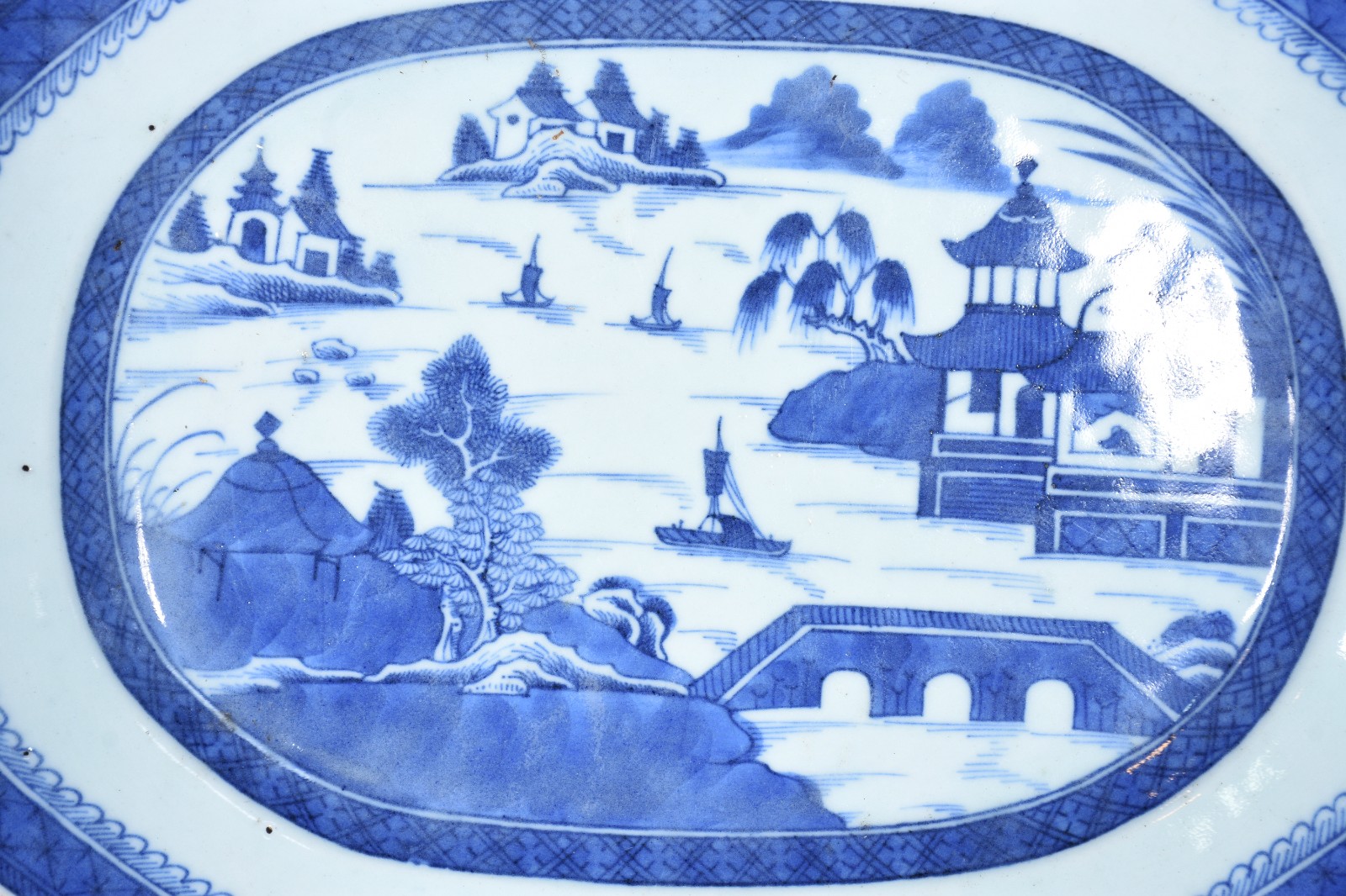 Sopeira com presentoir de porcelana azul e branca. Pega da tampa... - foto 2 de 8