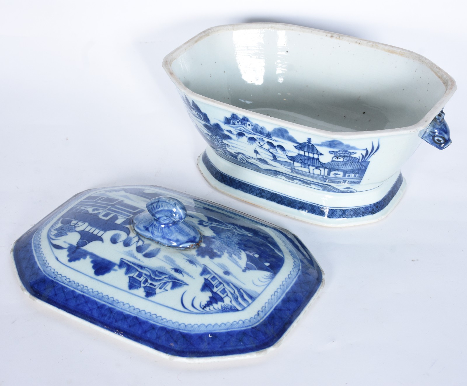 Sopeira com presentoir de porcelana azul e branca. Pega da tampa... - foto 3 de 8